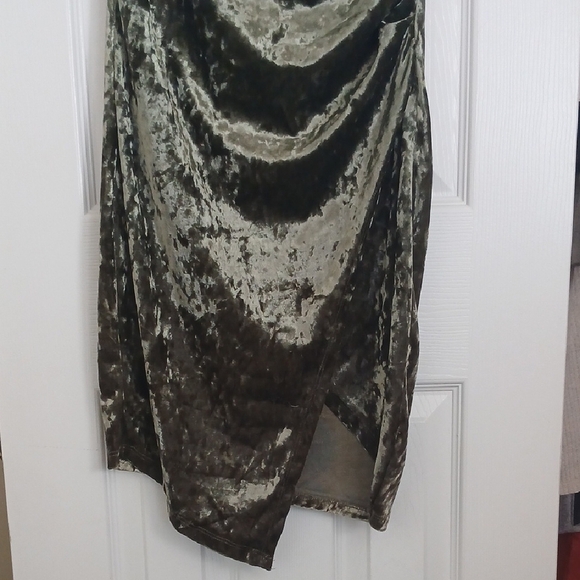 Love J Long Sleeve Velvet Dress in Green - Picture 5 of 7